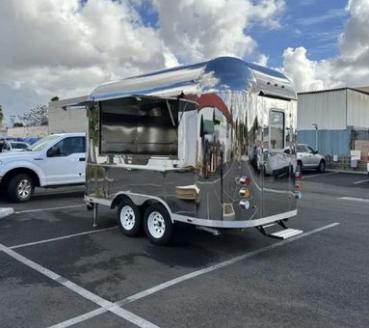 Preview: Lebe deinen amerikanischen Traum. Dieser Food Trailer zieht Menschenmengen nahezu an. Origialnachbau von Airstream , komplett eingerichtet, Änderungen und Sonderwünsche gerne realisierbar